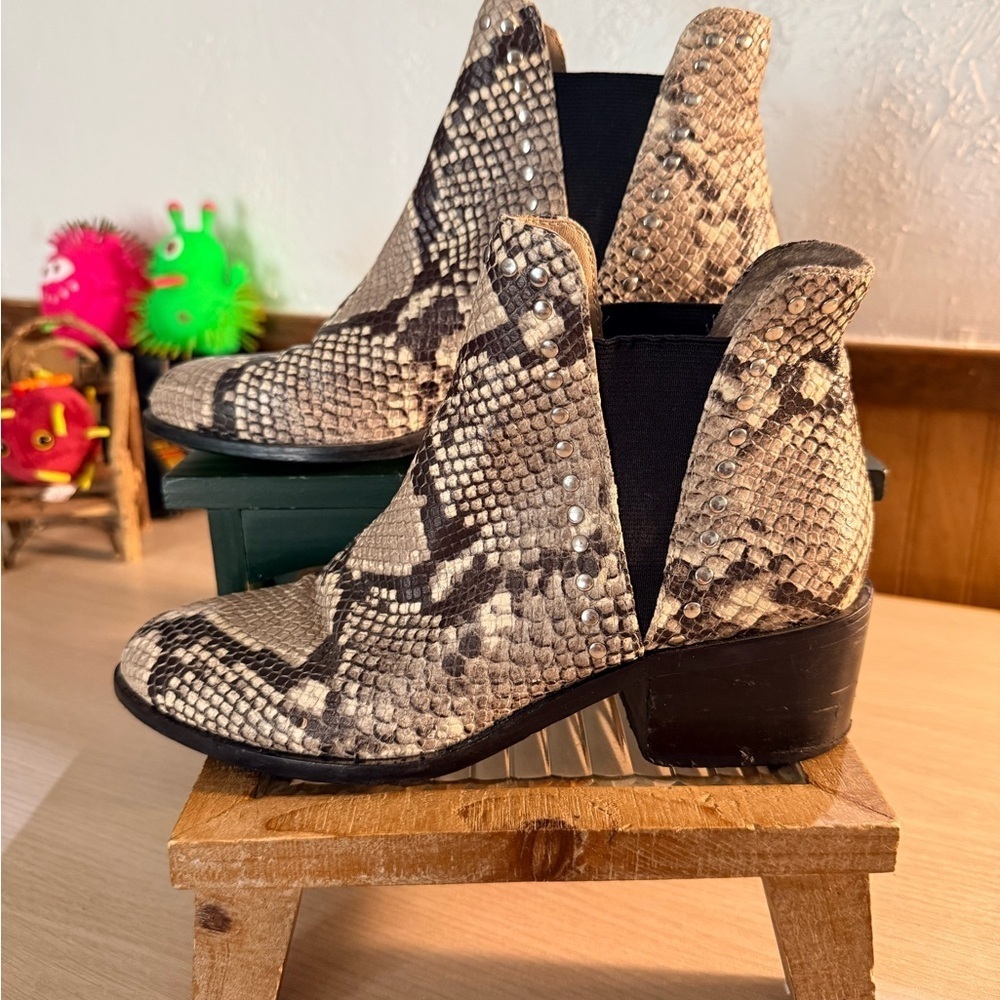 Steve Madden “Cade” Snake Print Almond Toe Chelsea Booties - Picture 4 of 6